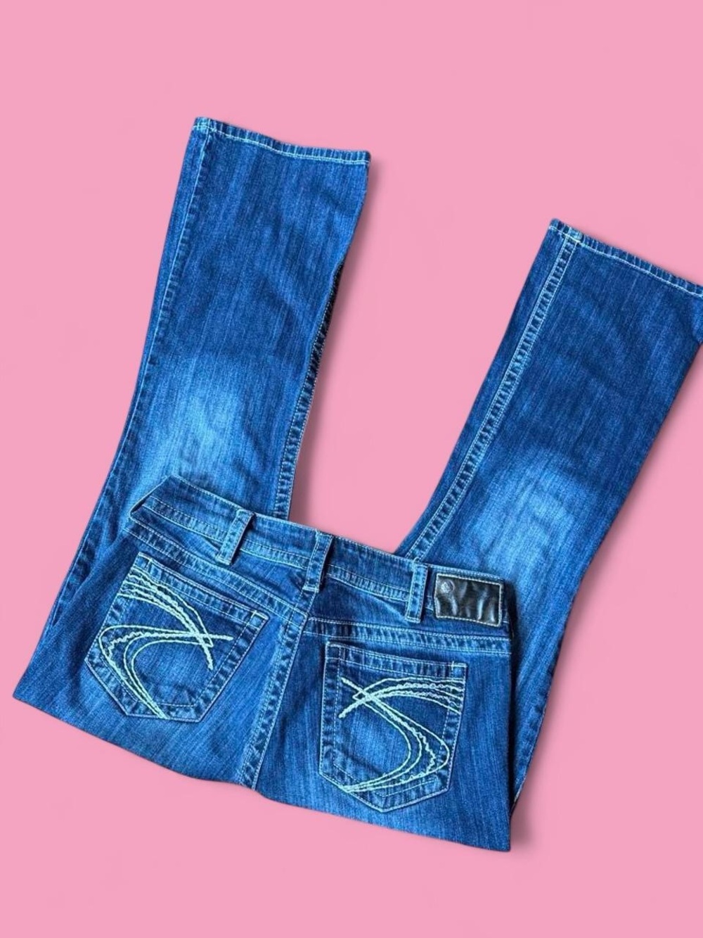 Silver jeans Classic Blue Women's Denim Jeans - Stylish Pocket Stitch Detail